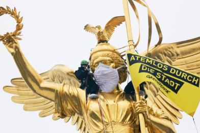 Greenpeace-Kletterer auf der Berliner Siegessäule