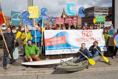 Aktionsbild von Vertretern der Zivilgesellschaft vor dem G20-Gipfel in Hamburg