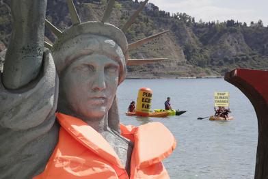Freiheitsstatue am Strand von Taormina