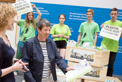 Greenpeace übergibt Barbara Hendricks 37.000 Unterschriften gegen Mikroplastik