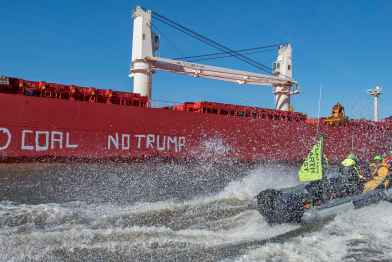 Mit Schlauchbooten protestieren Greenpeace-Aktivisten gegen Kohle-Importe aus den USA.