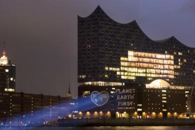 Projektion "Planet Earth First" an Elbphilharmonie