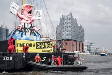 Pappmaché-Trump vor der Elbphilharmonie