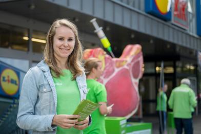 Greenpeace-Aktivistin vor Lidl-Markt
