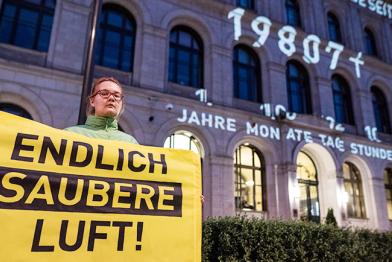Protest mit Projektion am Bundesverkehrsministerium in Berlin