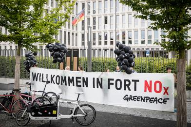 "Willkommen in Fort NOx"-Banner vor Bundesinnenministerium