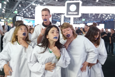 Greenpeace-Aktivisten in Patientenkitteln und mit blau gefärbten Lippen demonstrieren auf der Inernationalen Automobilausstellung (IAA) für den Schutz vor gesundheitsschädlichen Dieselabgasen.