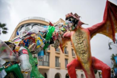 Plastik-speiender Drache vor der Our Ocean-Konferen in Malta
