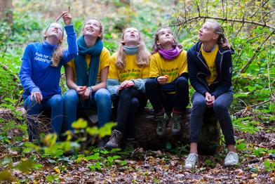 Gruppe Mädchen im Wald