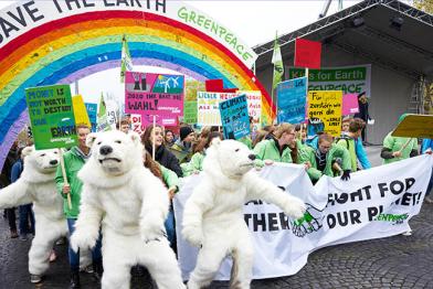 Kinder-Demo mit gebasteltem Regenbogen in Bonn
