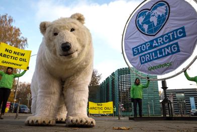 Eisbärin Paula vor der norwegischen Botschaft in Berlin