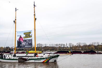 Beluga II mit Anti-Kohle-Banner auf dem Rhein in Bonn