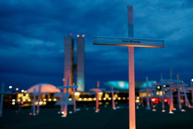 Kreuze vor dem brasilianischen Kongress