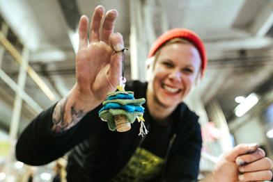 Makerin mit Filz-Christbaumschmuck