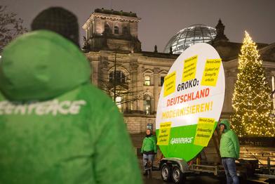 Aktion mit Rundbanner vor Reichstag