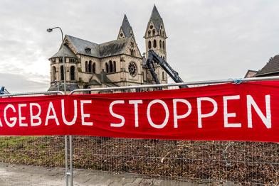 Immerather Dom hinter Absperrgitter mit Banner "Tagebaue stoppen"