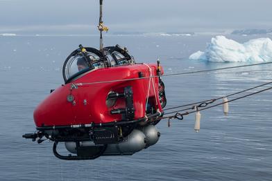 Unterseeboot am Haken vor einem Eisberg