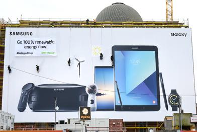 Kletter an Samsung-Plakat in Berlin