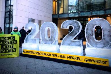 Eisskulptur in Form der Zahl 2020 vor der SPD-Parteizentrale