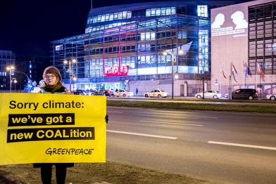 Aktivistin mit Banner: Sorry climate, we have a new COALition!