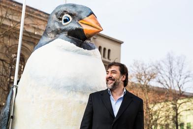 Javier Bardem mit Pinguinskulptur