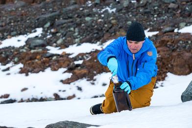 Thilo Maack bei Probenahme in der Antarktis