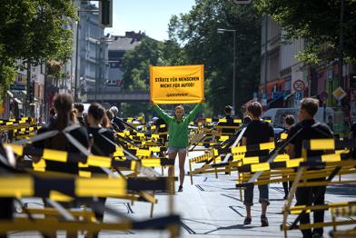 Aktivisten mit Gehzeugen