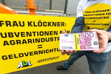Aktion in Bonn: Aktivisten schreddern symbolisch Geldscheine