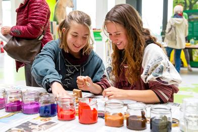 Zwei Mädchen mit Farbtöpfen im Greenpeace-Atrium