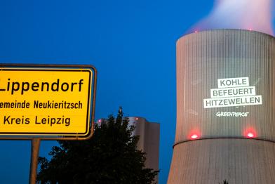 Projektion an Kohlekraftwerk nahe Leipzig: Kohle befeuert Hitzewellen