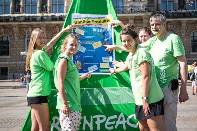 Greenpeace-Aktivisten auf dem Rathausmarkt in Hamburg