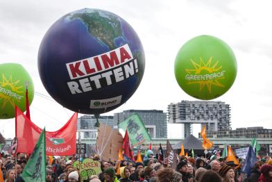 Weltkugel und Banner über Demonstration