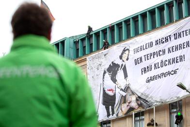 Banner am BMEL, Aktivist im Vordergrund