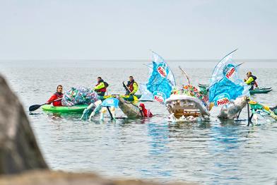 Plastikmonster im See