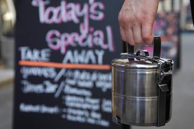 Global Refill Day, wiederverwendbarer Container vor Angebotstafel