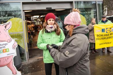 Greenpeace-Aktion gegen Billigfleisch im Supermarkt