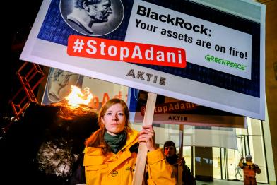 Protest in Frankfurt vor Blackrock-Zentrale