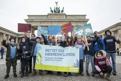 Greenpeace-Kids fordern Meeressschutzgebiete in Berlin vor dem brandenburger Tor