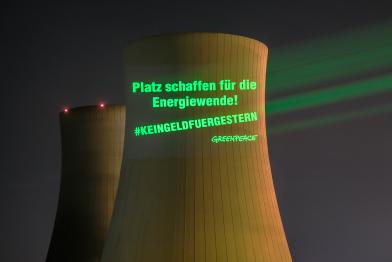 Projektion "Platz schaffen für die Energiewende" am AKW Philippsburg