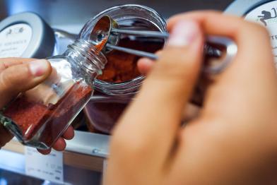 Gewürz auffüllen im Unverpacktladen