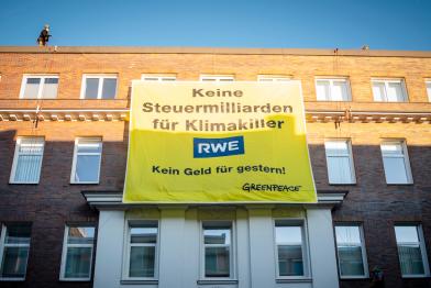 Banner an RWE-Zentrale