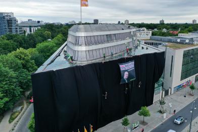 CDU-Parteizentrale hinter dunklen Stoffbahnen