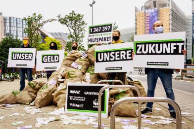 Aktive mit Handbannern "Unser Geld, unsere Zukunft"