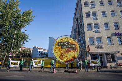 Vor dem Konferenzgebäude, in dem sich die Umweltminister*innen heute in Berlin treffen