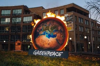 Mit einer brennender Erde protestieren Greenpeace-Aktive vor dem Umweltministerium in Stuttgart gegen die Gemeinsame Agrarpolitik (GAP).