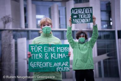 Jugendliche Aktivist:innen fordern vor dem Kanzleramt während der Sitzung der Zukunftskommission Landwirtschaft die Agrarwende