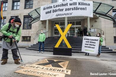 Greenpeace-Aktivist:innen protestieren an der NRW-Staatskanzlei 