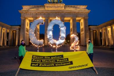 Brennendes CO2-Zeichen am Brandenburger Tor