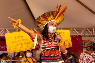 Eine Indigene bei einer Kundgebung