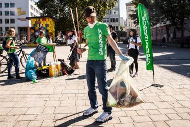 Greenpeace-Aktive in Stutgart beim Clean-up-Day